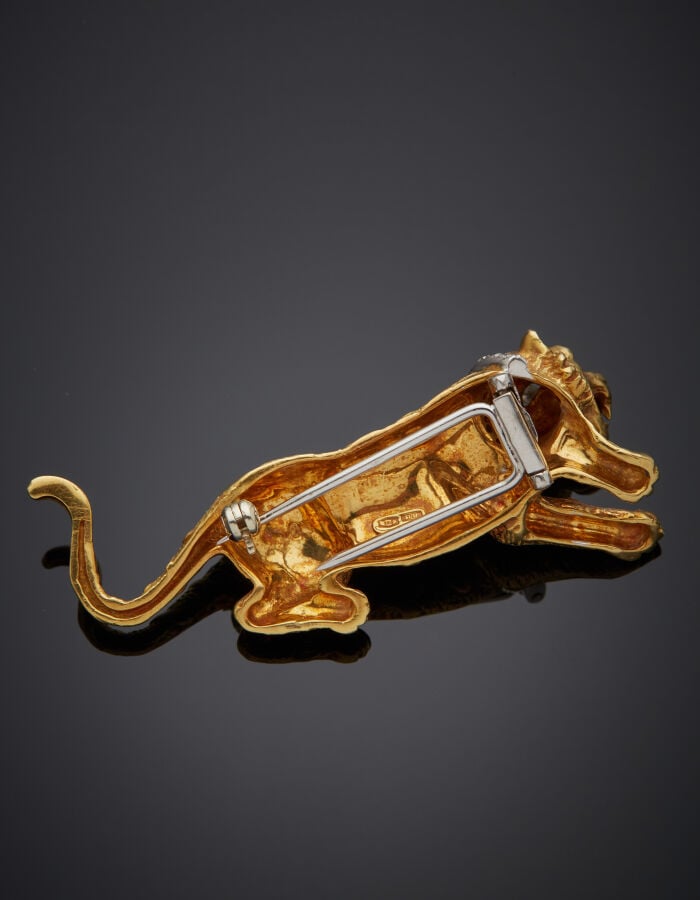 CLIP de CORSAGE "panthère" en or jaune et or gris (750‰) sculpté, ciselé, les y…