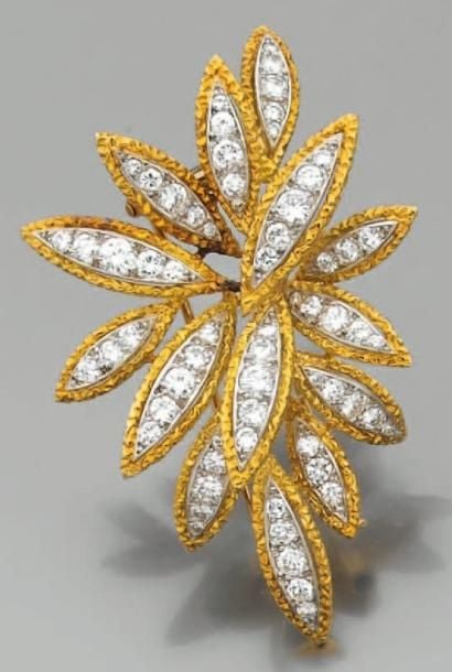 CLIP DE CORSAGE - PENDENTIF «feuilles stylisées» en platine et or jaune sertis de diamants taille brillan