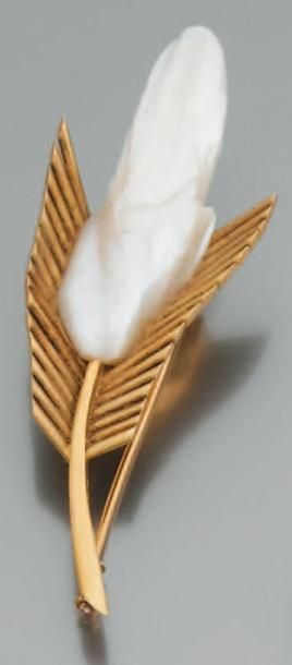 CLIP DE CORSAGE « plume » en or jaune serti d'une soufflure de perle baroqu
