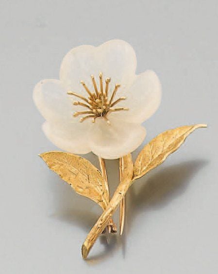 CLIP DE CORSAGE « primevère » en or jaune finement ciselé et amati serti de quartz laiteux sculpt