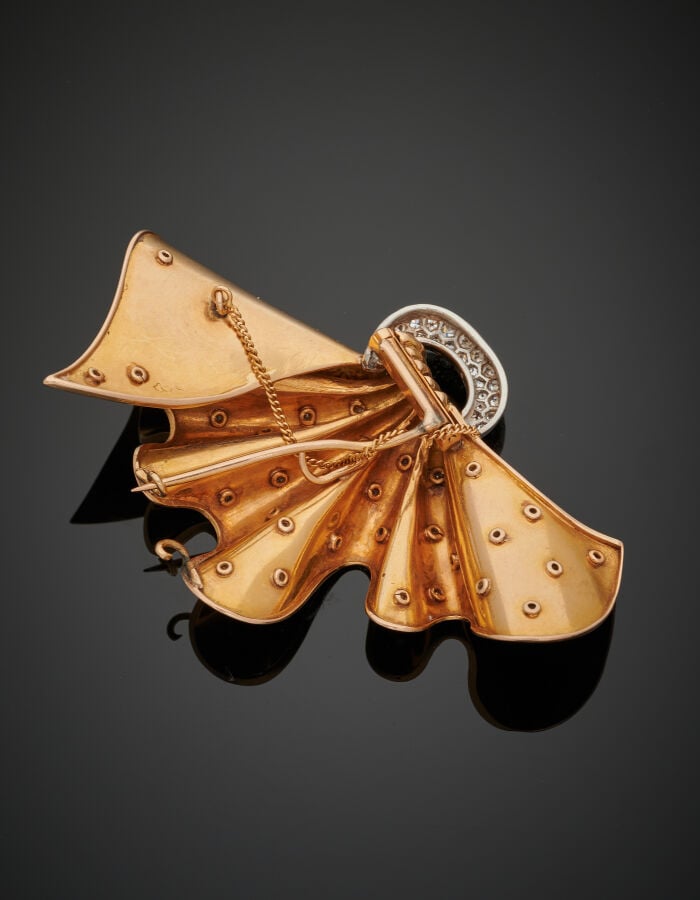 CLIP de CORSAGE "ruban" en platine (950‰) et or jaune (750‰) serti de diamants…