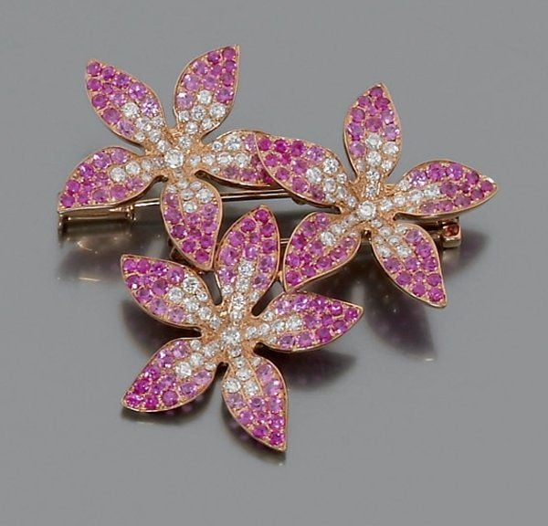 CLIP DE CORSAGE "trois fleurs" en or rose serti de diamants de taille brillant et de saphirs rose