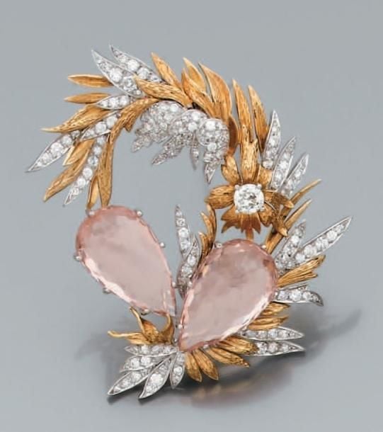 CLIP DE CORSAGE «volute feuillagée» en platine et or jaune ciselé et ajouré serti de deux morganites de forme poire, de diamants taille brillant et d'un diamant taille ancienne plus importan