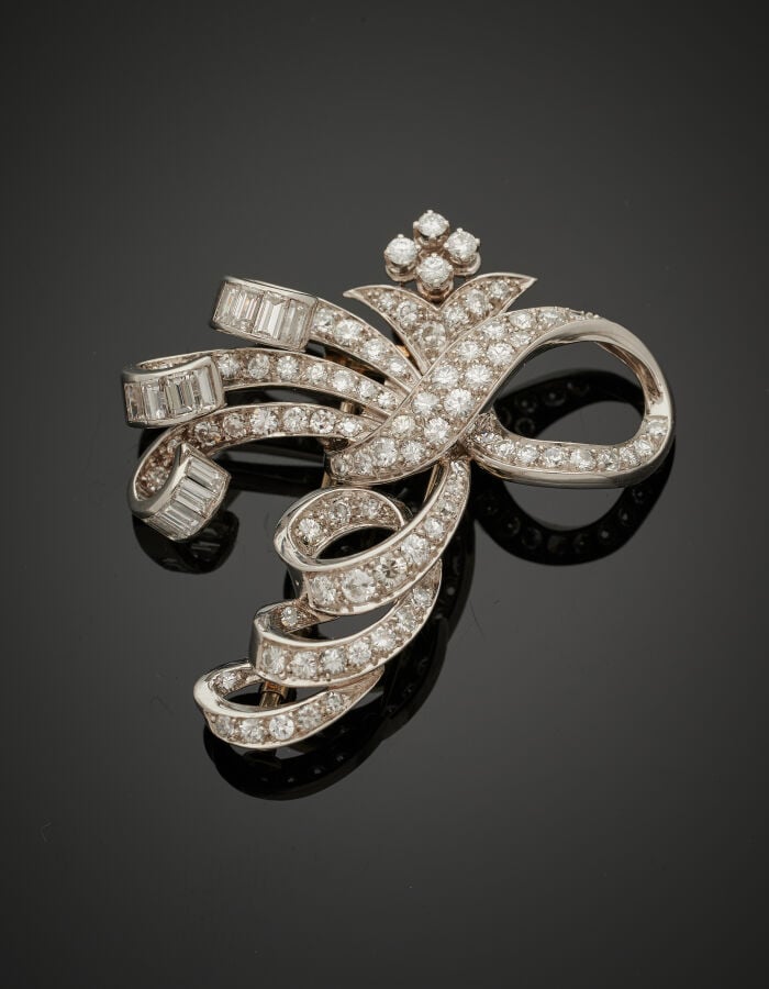 CLIP de CORSAGE "volutes" en platine (950‰) et or gris (750‰) ajouré, pavé de d…