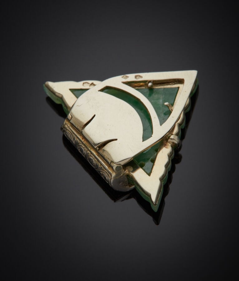 CLIP de REVERS triangulaire en platine (925‰) et or gris (750‰) orné d'un jade…