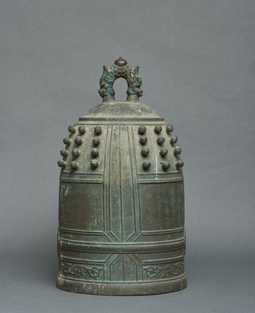 Cloche de temple bouddhiste (bonch?) à boutons finement moulés sur sa partie supérieur