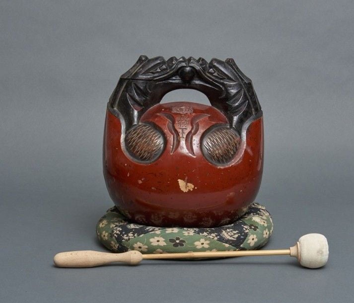 Cloche de temple (dit " poisson en bois ") garnie de laque rouge et utilisée dans les temples bouddhistes (gyokurin