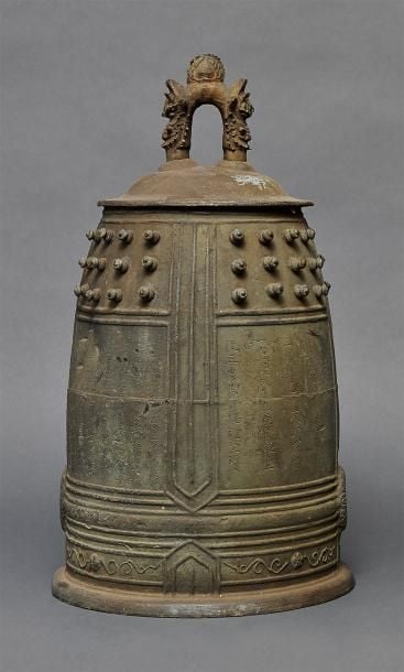 Cloche de temple en bronze (bonsho) ornée sur la partie extérieure de motifs circulaires en relie