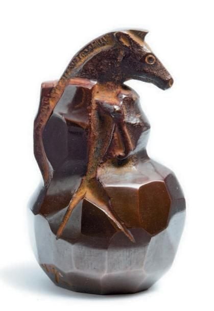 Cloche en bronze surmonté d'une tête de cheva