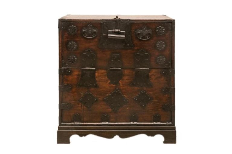 COFFRE A TROUSSEAU EN BOIS, BANDAJI-TRUHE