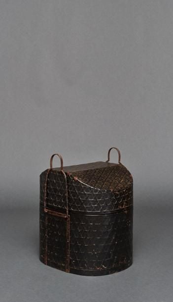 Coffre de rangement pour armure (yoroibako) de forme ovale et laqué noi