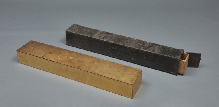 Coffre de voyage en bois avec tiroirs destiné au rangement de sabre katan