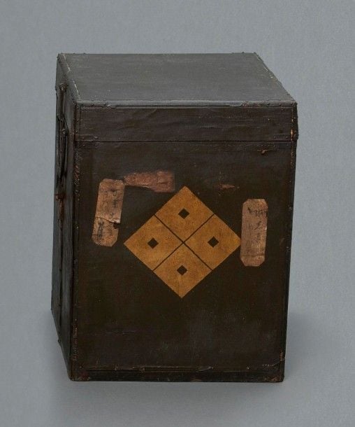 Coffre en bois laqué noir pour armure (yoroibako