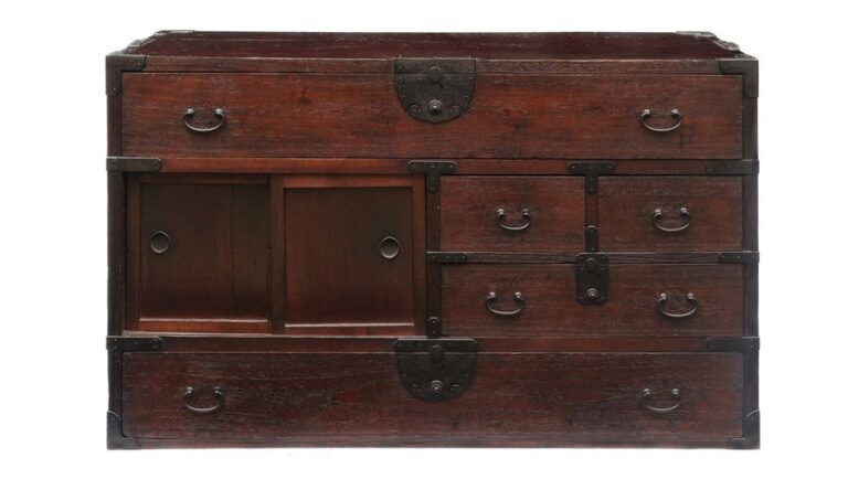 Coffre portable en bois de paulownia (kiri), avec parties en métal: Deux grands tiroirs, trois petits tiroirs et portes coulissantes à panneaux de zelkova (keyaki