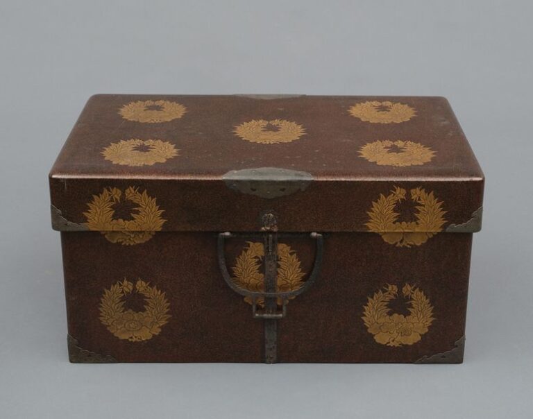 Coffre portable laqué, parsemé de laque or (nashiji) et décoré de vingt-quatre rondelles à décor de pivoines en laque takamakie doré