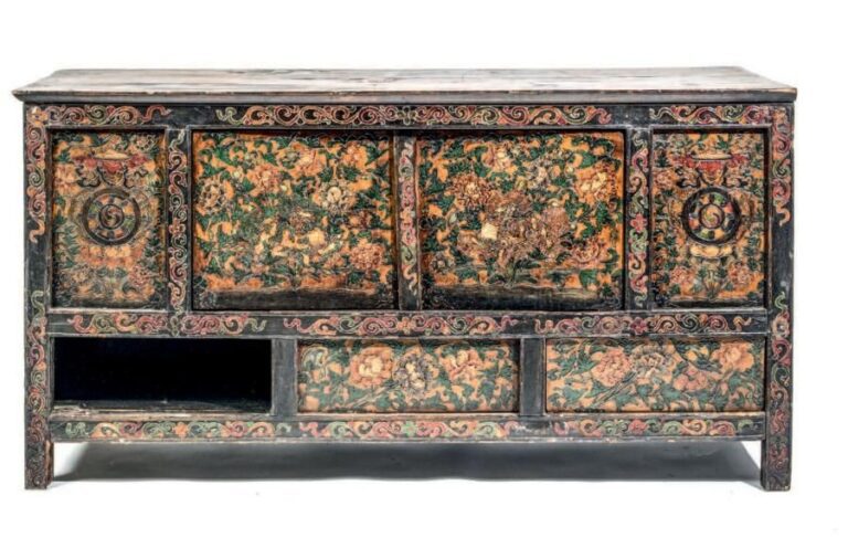 Coffre Tibétain rectangulaire en bois laqué à décor polychrome de rinceaux et animau