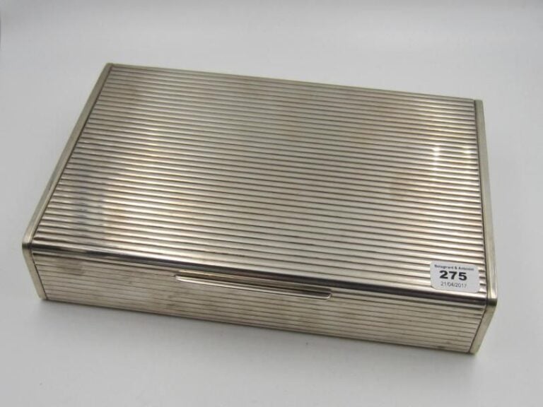 Coffret à cigarettes en argent (950 ‰) cannelé doublé de boi