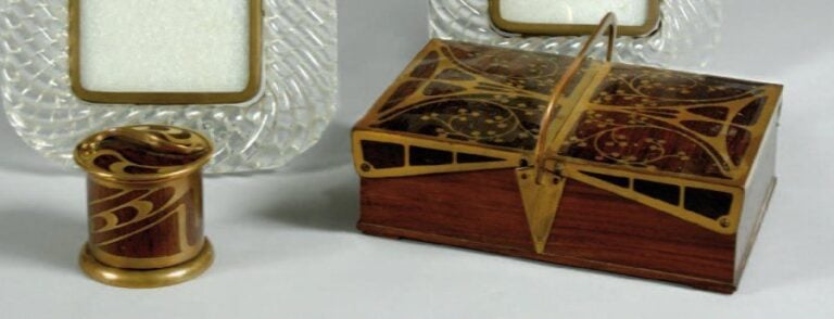 Coffret à cigarettes quadrangulaire et boîte à allumettes cylindrique en bois exotique incrusté de laiton à motifs d'arborescence et de volute