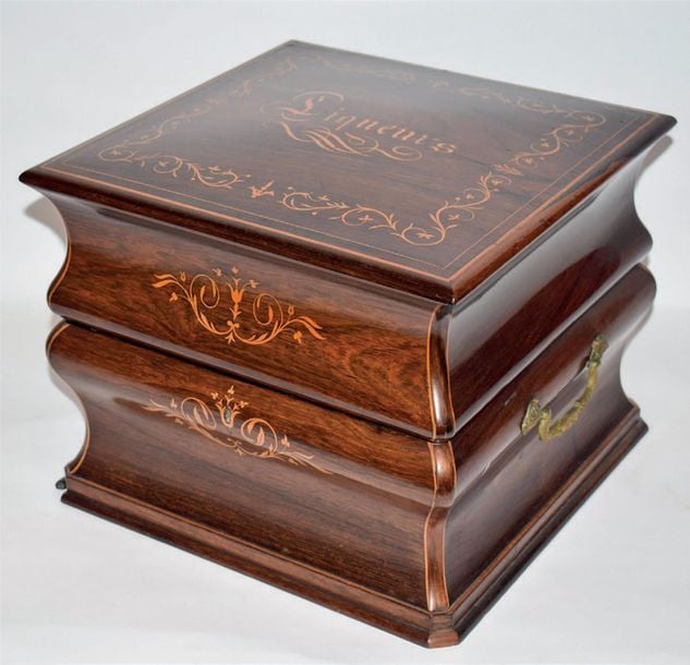 COFFRET À LIQUEURS marqueté (sans son intérieur, petit manque de baguette)