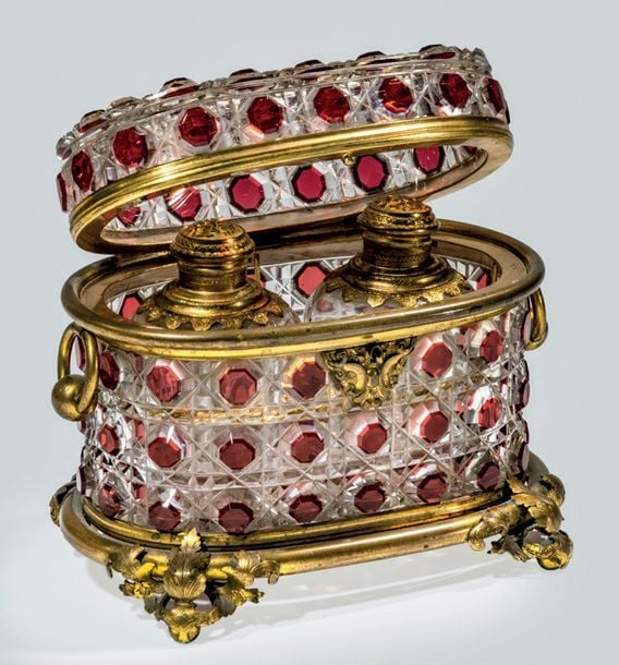 Coffret à odeur oblong en cristal à taille complexe de filets diamantés entourant des cabochons doublés de cristal roug