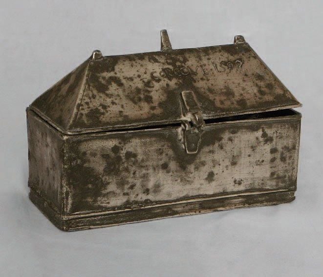 COFFRET À SAINTES HUILES à trois compartiments, en forme de châsse, daté 159