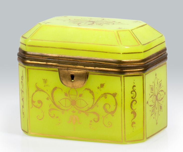 Coffret à section rectangulaire à angles coupés en opaline jaune à décor de rinceaux dorés; monture en cuivre dor
