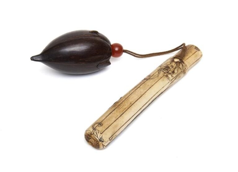 Coffret à tabac comprenant un porte pipe (kiseru) et un récipient à taba