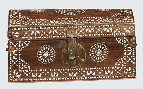 Coffret en bois exotique à incrustations en nacre de rosaces et de fleurons ; poignées latérale