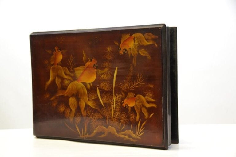 COFFRET EN BOIS LAQUE ET DORE A DECOR DE POISSONS DORES
