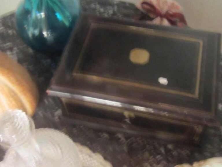 Coffret en bois noirci incrustation de laito