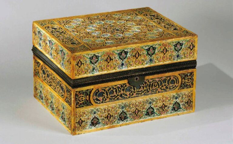 Coffret en céramique dans le style oriental Ottoman, émaillé vert, ocre, jaune et violet à décor « a Cuenca » d'entrelacs et de motifs orientaux stylisés (infimes éclats