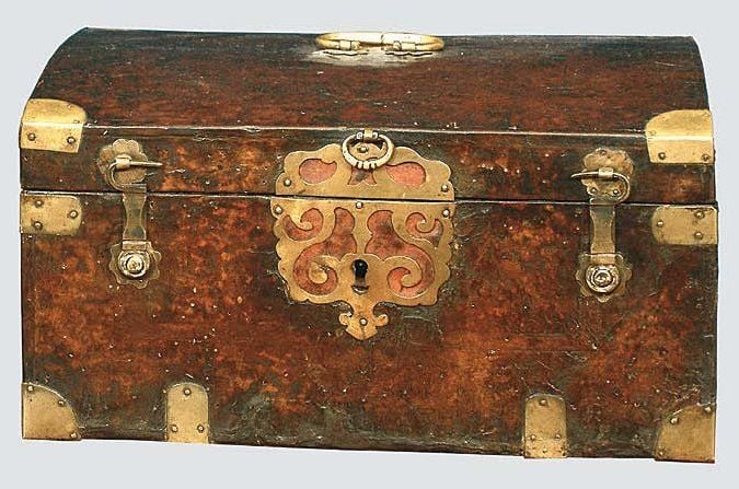 Coffret en cuir avec cornières, entrée de serrure et poignée en laiton ; crochets en façad