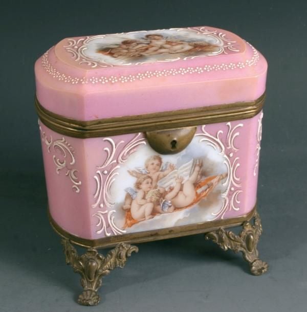 Coffret en opaline blanche peinte à fond rose à trois réserves ornées d'angelot et encadrées de rinceaux blanc