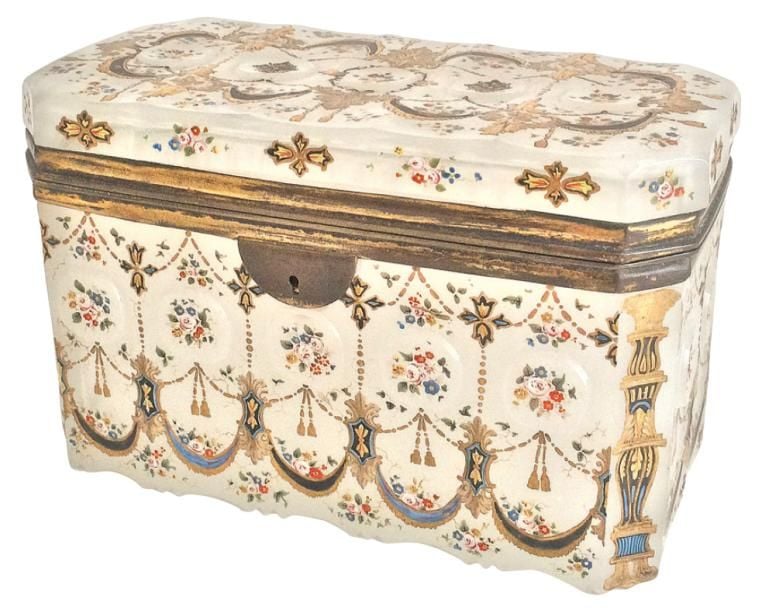 * Coffret en opaline