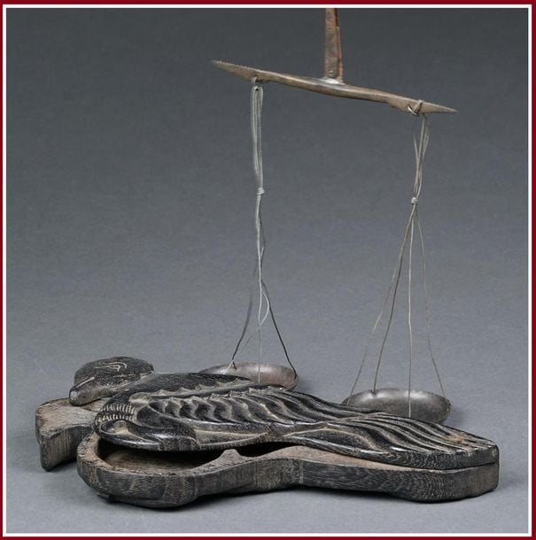 COFFRET ET SA BALANCE A OPIUM EN BOIS SCULPTE A L'IMITATION D'UN PIGEON
