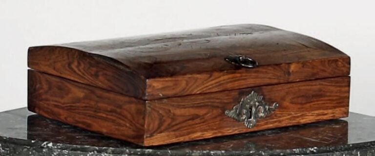 Coffret galbé, en placage de bois de violette marqueté d'un losang