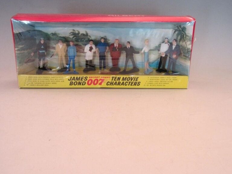 Coffret original par GILBERT de 10 personnages sur le thème James Bon