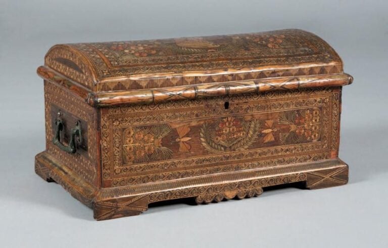 Coffret quadrangulaire à couvercle bombé en marqueterie de paille à décor sur le couvercle d'un portrait de femme, d'une scène de port, de motifs floraux et de papillon