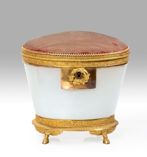 Coffret «tombeau» en opaline de cristal savonneuse; couvercle en pelote à épingles en velours rouge (usé