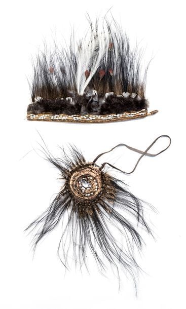Coiffe en plumes de casoar et coquillages sur fibre végétale, couscou