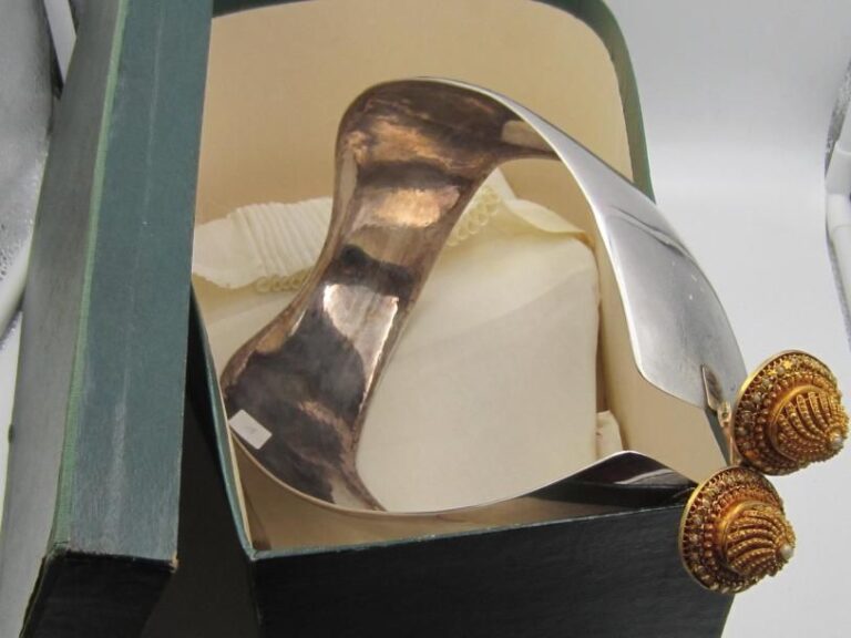 Coiffe hollandaise en linon avec sa monture en argent (800 ‰) terminée par deux médaillons en or (750 ‰) filigrané et incrusté de petites perles Pays-Bas, fin du XIXe siècle Dans une boîte à la forme marquée: