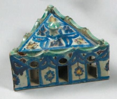 COLLECTION D'ENCRIERS (5) Cinq encriers à décor polychrome ou bleu et blanc, en forme de marabout ou de vase flanqué de godet