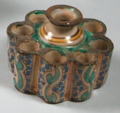 COLLECTION D'ENCRIERS (5) Cinq encriers à décor polychrome ou bleu et blanc, en forme de marabout ou de vase flanqué de godet
