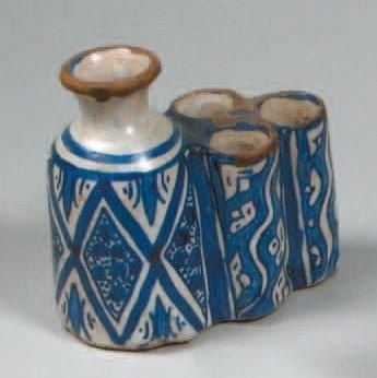 COLLECTION D'ENCRIERS (5) Cinq encriers à décor polychrome ou bleu et blanc, en forme de marabout ou de vase flanqué de godet