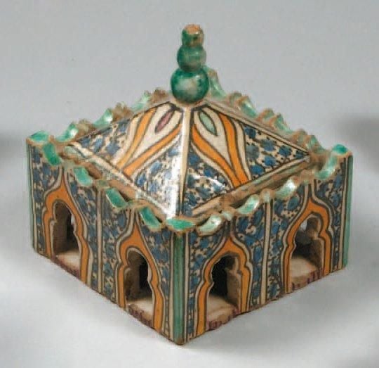 COLLECTION D'ENCRIERS (5) Cinq encriers à décor polychrome ou bleu et blanc, en forme de marabout ou de vase flanqué de godet