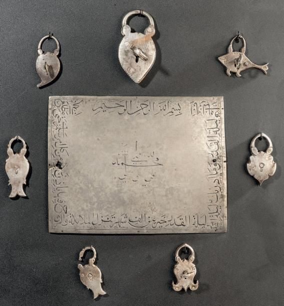 Collection de cadenas persans et une plaque calligraphiée en acier