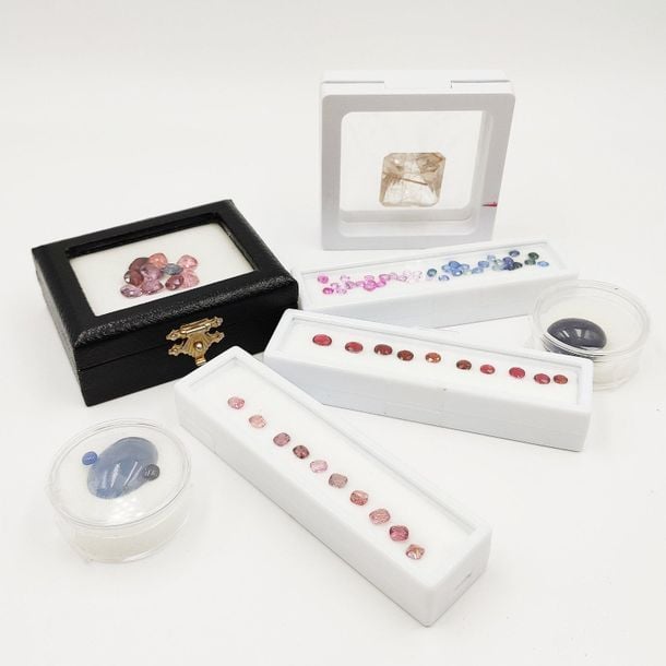 •Collection de PIERRES PRECIEUSES comprenant: