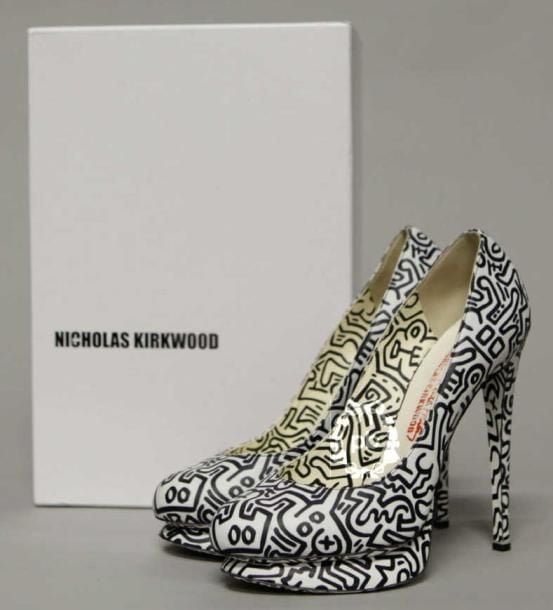 (Collection "hommage à Keith Haring" en 2011) PAIRE d'ESCARPINS en cuir imprimé noir et blanc (P37,5) (excellent état)