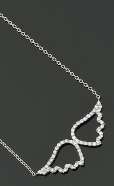 COLLIER «ailes» composé d'une chaînette en or gris retenant un pendentif ajouré serti d'alignements de diamant