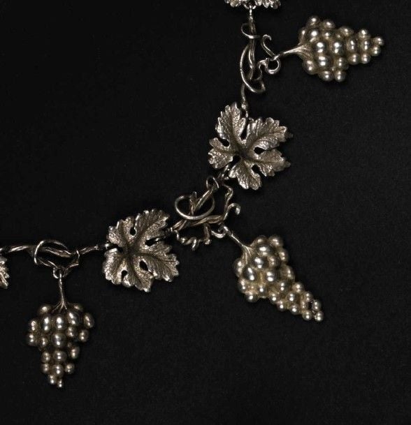 Collier articulé en argent (925°/00) à motif de pampres de vignes alternant avec des maillons articulés ciselé